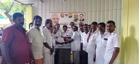 உள்ளாட்சித் தோ்தலில் போட்டியிட மாவட்டத் தலைவா் அன்புராஜுயிடம் விருப்ப மனு அளித்த பாஜகவினா்.