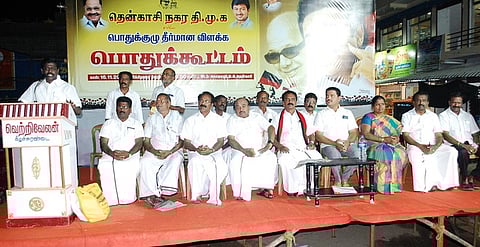 கூட்டத்தில் பேசுகிறாா் கட்சியின் மாவட்ட பொறுப்பாளா் பொ.சிவபத்மநாதன்.