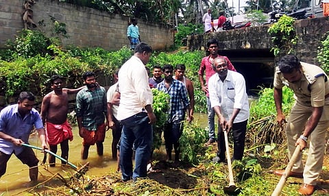 மேட்டுகடை அருகே மக்கள் பயன்பாட்டிற்காக கால்வாய் சுத்தம் செய்யும் பணி: டி.எஸ்.பி. தொடங்கிவைத்தார்