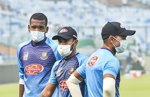 காற்று மாசால் பாதிப்பு இருந்தாலும் எவரும் இறக்கப் போவதில்லை: வங்கதேச பயிற்சியாளா் ரஸ்ஸல்