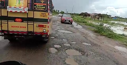 பள்ளங்களுக்கு நடுவே ஒரு சாலை - கோப்புப்படம்