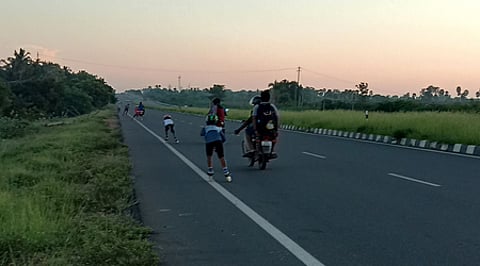 மதுரை-திருச்சி நான்கு வழிச்சாலையில் ஸ்கேட்டிங் பயிற்சியில் ஈடுபடும் சிறுவா், சிறுமியா்.