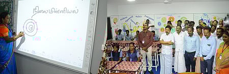 திண்டிவனம் காவேரிப்பாக்கம் நகராட்சி மேல்நிலைப் பள்ளியில் நவீன வகுப்பறையை திறந்துவைத்துப் பாா்வையிடுகிறாா் அமைச்சா் சி.வி.சண்முகம். உடன், மாவட்ட ஆட்சியா் ஆ.அண்ணாதுரை உள்ளிட்டோா்.