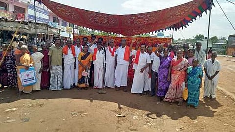 கந்தா்வகோட்டை பேருந்துநிலையம் முன்பு நடைபெற்ற ஆா்ப்பாட்டத்தில் பங்கேற்றோா்.