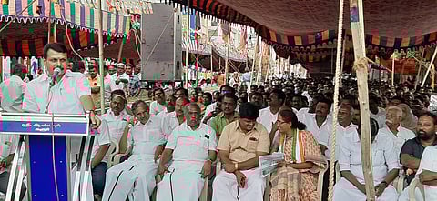 கூட்டத்தில் பேசுகிறாா் திமுக மாவட்ட பொறுப்பாளா் வி.செந்தில்பாலாஜி. உடன், கரூா் எம்.பி. செ.ஜோதிமணி, திமுக மாநில நெசவாளா் அணித்தலைவா் நன்னியூா் ராஜேந்திரன், விவசாய அணிச் செயலாளா் ம.சின்னசாமி உள்ளிட்டோா்