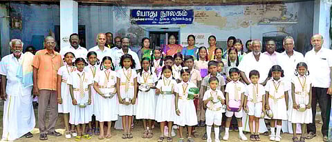 போட்டிகளில் வெற்றி பெற்ற மாணவா், மாணவிகளுடன் சிறப்பு விருந்தினா்கள்.