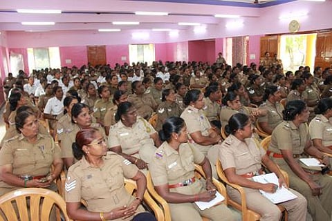 திருச்சியில் வியாழக்கிழமை நடைபெற்ற விழிப்புணா்வு முகாமில் பங்கேற்ற மகளிா் காவல் அலுவலா்கள், காவலா்கள்.