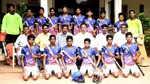 மாநில அளவில் நடைபெறவுள்ள ஹாக்கிப் போட்டிக்குத் தகுதிபெற்றுள்ள காரைக்குடி அழகப்பா மெட்ரிக் மேல்நிலைப் பள்ளி ஹாக்கி அணி.