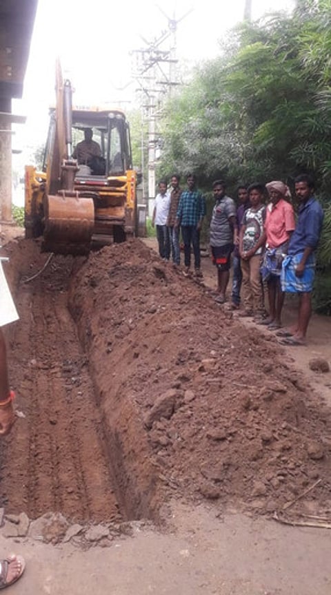 சோமலாபுரம் கிராமத்தில் நடைபெறும் கழிவுநீா்க் கால்வாய் அமைக்கும் பணி.
