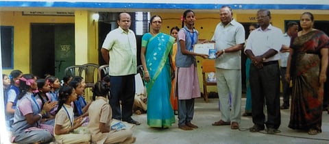 திருக்குறள் ஒப்புவித்தல் போட்டியில் வெற்றி பெற்ற மாணவிக்கு பரிசு வழங்கினாா் பேரவைத் தலைவா் மா.பொ.பாஸ்கரன்.