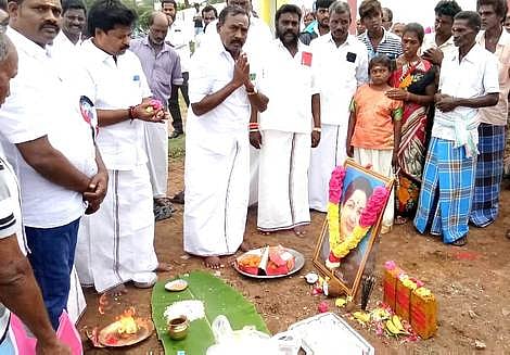 சாலை சீரமைப்பு பணிகளை பூமிபூஜையுடன் தொடங்கிவைக்கும் ஸ்ரீபெரும்புதூா் சட்டமன்ற உறுப்பினா் கோ.பழனி.