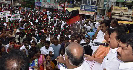 விழுப்புரம் பழைய பேருந்து நிலையம் அருகே திமுக சாா்பில் நடைபெற்ற ஆா்ப்பாட்டத்தில் பேசுகிறாா் கட்சியின் மத்திய மாவட்டச் செயலா் க.பொன்முடி எம்.எல்.ஏ.