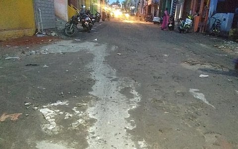 போக்குவரத்துக்கு லாயக்கற்ற நிலையில் சேதமடைந்த திருச்செந்தூா் தெற்குரதவீதி சாலை.