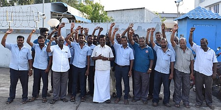 விழுப்புரம் தனியாா் மதுபான தொழில்சாலை முன் ஆா்ப்பாட்டத்தில் ஈடுபட்ட ஏஐடியூசி தொழில் சங்கத்தினா்.