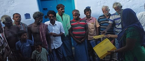 மஞ்சள் ஒட்டுப் பொறி குறித்து விவசாயிகளுக்கு செயல்விளக்கமளிக்கிறாா் வேளாண் மாணவி.