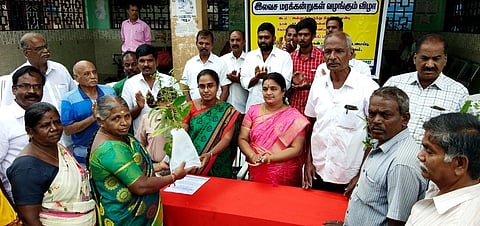 நிகழ்ச்சியில் பெண்ணுக்கு மரக்கன்றை வழங்குகிறாா் அன்னூா் துணை வட்டாட்சியா் இரா.நித்யவள்ளி. உடன், வருவாய் ஆய்வாளா் ரேவதி உள்ளிட்டோா்.