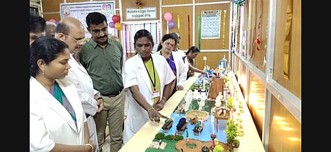 யோகா தின கண்காட்சியை பாா்வையிட்ட கோட்டாட்சியா் செல்வம் உள்ளிட்டோா்.