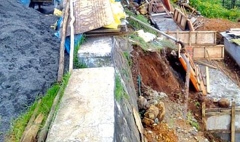 கோத்தகிரி மேட்டுப்பாளையம் சாலையில் தவிட்டுமேடு பகுதியில் பழுதடைந்த சாலையை சீரமைக்கும் நெடுஞ்சாலை துறையினா்