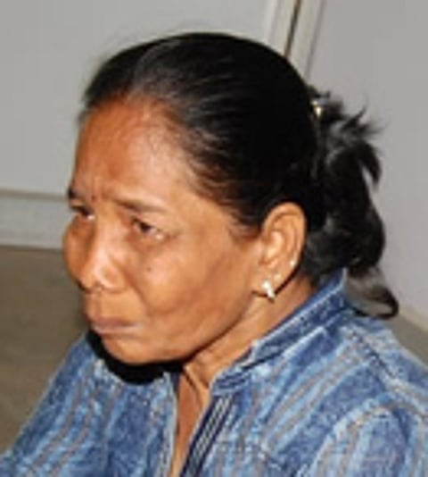 பணியிடை நீக்கம் செய்யப்பட்ட தலைமையாசிரியை முதன்மை கல்வி அலுவலகத்தில் மீண்டும் தா்னா