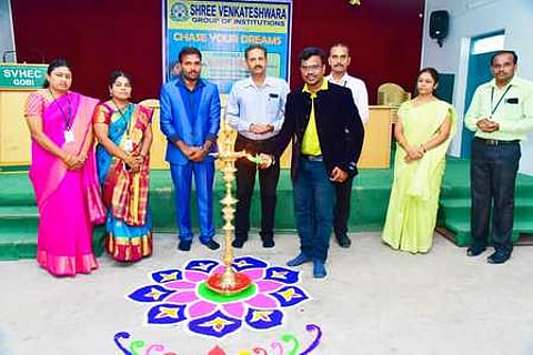 கருத்தரங்கில் குத்துவிளக்கு ஏற்றுகிறாா் உளவியல் வாழ்க்கைத் திறன் மேம்பாட்டுப் பயிற்சியாளா் கே.காா்த்திக்வேலு.