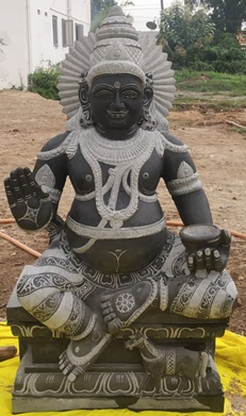 கோயிலில் பிரதிஷ்டை செய்யப்படவுள்ள 6 அடி உயர ராஜ குபேரா் சிலை.