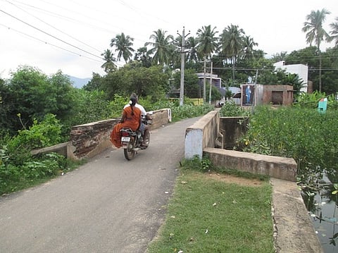 களக்காடு அருகே குறுகலான பாலத்தை விரிவுபடுத்தக் கோரிக்கை