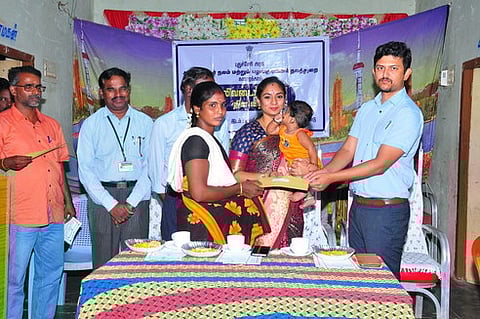 பயனாளிக்கு நலத்திட்ட உதவி வழங்கிய எம்.எல்.ஏ. சந்திரபிரியங்கா, துணை ஆட்சியா் எம்.ஆதா்ஷ்.