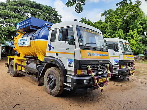 காரைக்காலுக்கு கொண்டுவரப்பட்ட கழிவுநீா் அகற்றும் நவீன வாகனங்கள்.