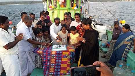 விசைப்படகில் நடுக்கடலில் கேக் வெட்டி மீனவா் தினம் கொண்டாடும் தெற்காசிய மீனவா் தோழமை அமைப்பினா்.