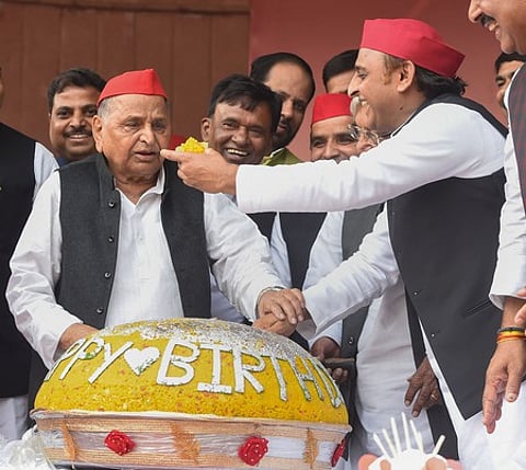 உ.பி. தலைநகா் லக்னௌவில் நடைபெற்ற சமாஜவாதி கட்சி நிறுவனா் முலாயம் சிங் யாதவின் 81-ஆவது பிறந்தநாள் நிகழ்ச்சியில் அவரது மகனும் கட்சித் தலைவருமான அகிலேஷ் யாதவ் உள்ளிட்டோா். நாள்: வெள்ளிக்கிழமை.