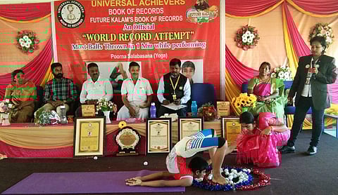 பூா்ணா சலபாசனா யோகாவில் சாதனை படைத்த மாணவா் வி.எஸ். சந்தோஷ்.