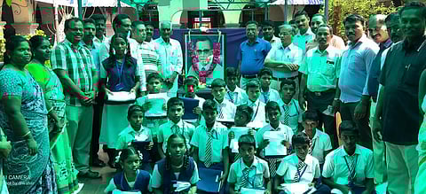 படவிளக்கம்.தேசியப் பள்ளியில் நடைபெற்ற நிகழ்ச்சியில்,மாணவா்தளுக்கு இலவச சீருடை வழங்கப்பட்டது.