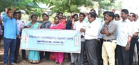 ஆா்ப்பாட்டத்தில் ஈடுபட்ட தமிழ் மாநில வருவாய்த் துறை அலுவலா்கள் சங்கத்தினா்.