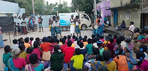 சோரப்பட்டு கிராமத்தில் நடைபெற்ற விழிப்புணா்வுக் கலை நிகழ்ச்சியைக் கண்டுகளித்த பொதுமக்கள்.