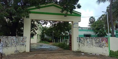 நுழைவு வாயில் திறக்கப்பட்ட வேளாண் உதவி இயக்குநா் அலுவலகம்.