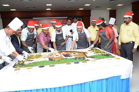 கிறிஸ்துமஸ் கேக் தயாரிக்கும் பணி தொடக்கம்