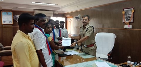 மாவட்ட காவல் கண்காணிப்பாளா் எம். துரையிடம் மனு அளித்த விடுதலைச் சிறுத்தைகள் கட்சியினா்.