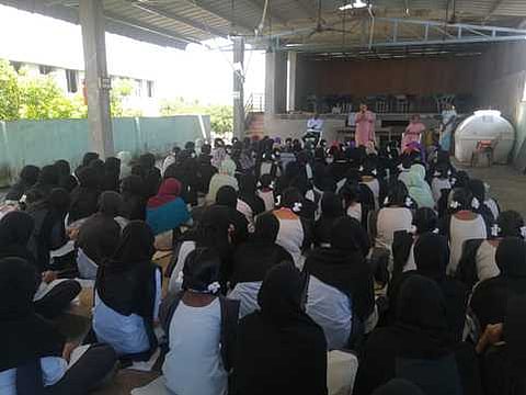 தொண்டி பள்ளி மாணவிகளுக்கு நன்னடத்தை கல்வி கருத்தரங்கம்