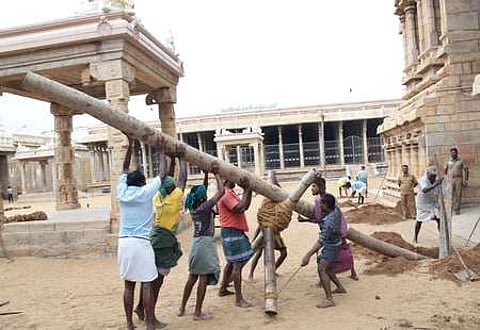 ஸ்ரீரங்கம் அரங்கநாதசுவாமி கோயிலில் வைகுண்ட ஏகாதசி விழாவுக்காக பந்தல் அமைக்கும் பணியில் ஈடுபட்டுள்ள தொழிலாளா்கள்.