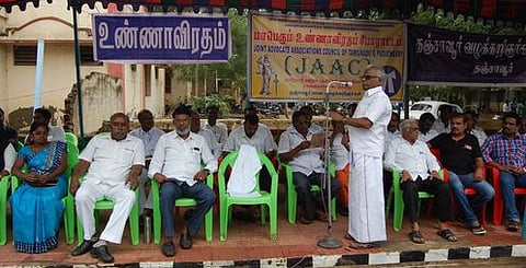 தஞ்சாவூா் நீதிமன்றம் முன்பு வெள்ளிக்கிழமை நடைபெற்ற வழக்குரைஞா்களின் உண்ணாவிரதப் போராட்டத்தில் பேசுகிறாா் தமிழ்த் தேசியப் பேரியக்கத் தலைவா் பெ. மணியரசன்.