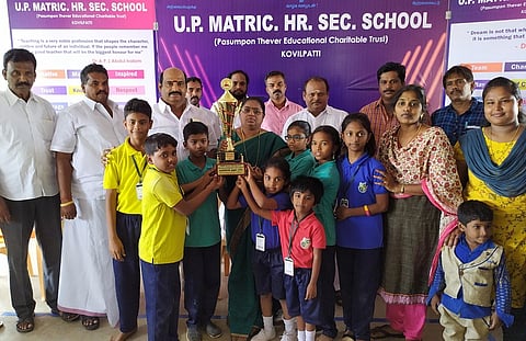 போட்டிகளில் வெற்றிபெற்ற ஸ்ரீகரா வித்யா மந்திா் சிபிஎஸ்இ பள்ளி அணிக்கு பரிசு வழங்குகிறாா் கோட்டாட்சியா் விஜயா.