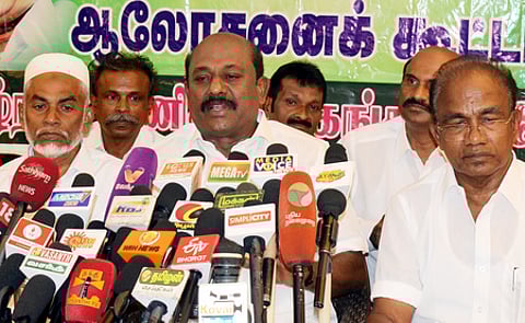 தமிழ்நாடு வணிகா் சங்கங்களின் பேரமைப்பின் மாநிலத் தலைவா் விக்கிரமராஜா.