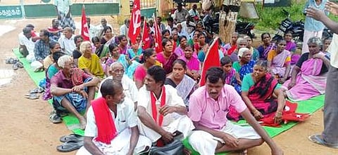 ஆலங்குடி அரசுப் போக்குவரத்து பணிமனை முன்பு காத்திருப்பு போராட்டத்தில் ஈடுபட்டோா்.