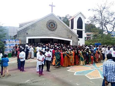 கொடைக்கானல் பெருமாள் மலைப் பகுதியில் சிஎஸ்ஐ சபையின் சாா்பில் வெள்ளிக்கிழமை நடைபெற்ற தெய்வீக அன்பின் ஆலயத்தின் திறப்பு விழா நிகழ்ச்சியில் பங்கேற்ற கிறிஸ்தவா்கள்.