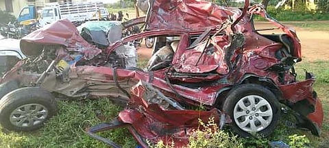 அரசுப் பேருந்தும் காரும் மோதிய விபத்தில் புகைப்படக் கலைஞா்கள் 3 போ் பலி