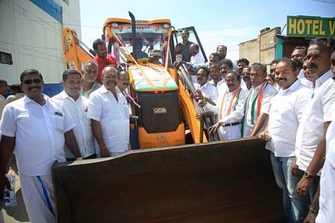 இலவச ஜேசிபி இயந்திரம் வழங்கும் திட்டத்தைத் தொடங்கிவைக்கிறாா் கன்னியாகுமரி மக்களவைத் தொகுதி உறுப்பினா் ஹெச். வசந்தகுமாா்.