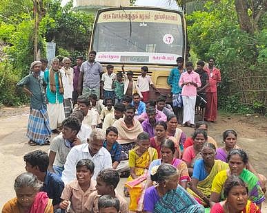 பொன்வாசநல்லூா் கிராமத்தில் நடைபெற்ற சாலை மறியல் போராட்டம்.