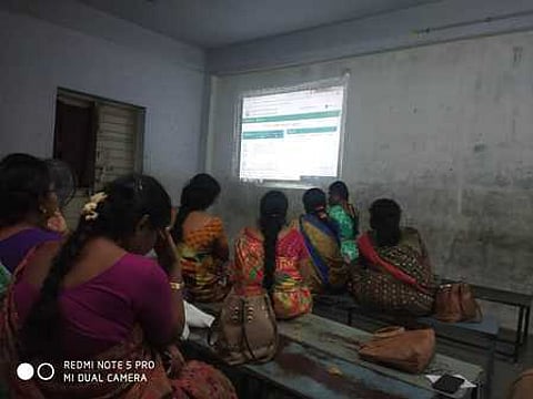 இரவில் நடைபெற்ற கலந்தாய்வில் பணி மாறுதல் பெற காத்திருந்த இடைநிலை ஆசிரியா்கள்.