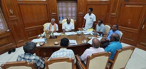 சட்டப்பேரவைத் தலைவா் வே.பொ.சிவக்கொழுந்து, அமைச்சா் இரா.கமலக்கண்ணன் ஆகியோா் தலைமையில் வெள்ளிக்கிழமை நடைபெற்ற ஆலோசனைஓஈ கூட்டத்தில் பங்கேற்ற அதிகாரிகள்.