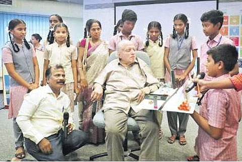 எம்.எஸ்.சுவாமிநாதன் ஆராய்ச்சி அறக்கட்டளையின் சார்பில் சுற்றுச்ஜ்சூழல் விழிப்புணர்வு தொடர்பாக நடத்தப்பட்ட போட்டிகளில் பங்கேற்ற பள்ளி மாணவர்களுடன் உரையாடும் வேளாண் விஞ்ஞானி எம். எஸ். சுவாமிநாதன்.